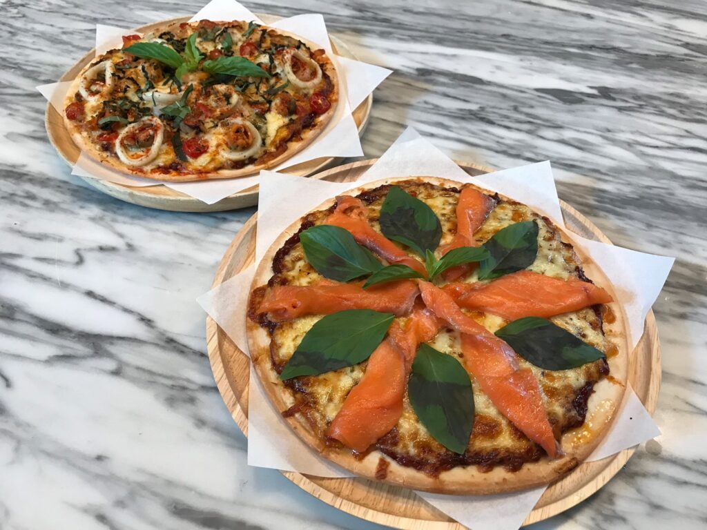 Pizza มีหลากหลายหน้าให้เลือก หน้าจัดเต็มแน่นๆเลยค่ะ แป้งบางกรอบอร่อย Italian... 18 237948152 4867310429950839 7186327648941112051 n