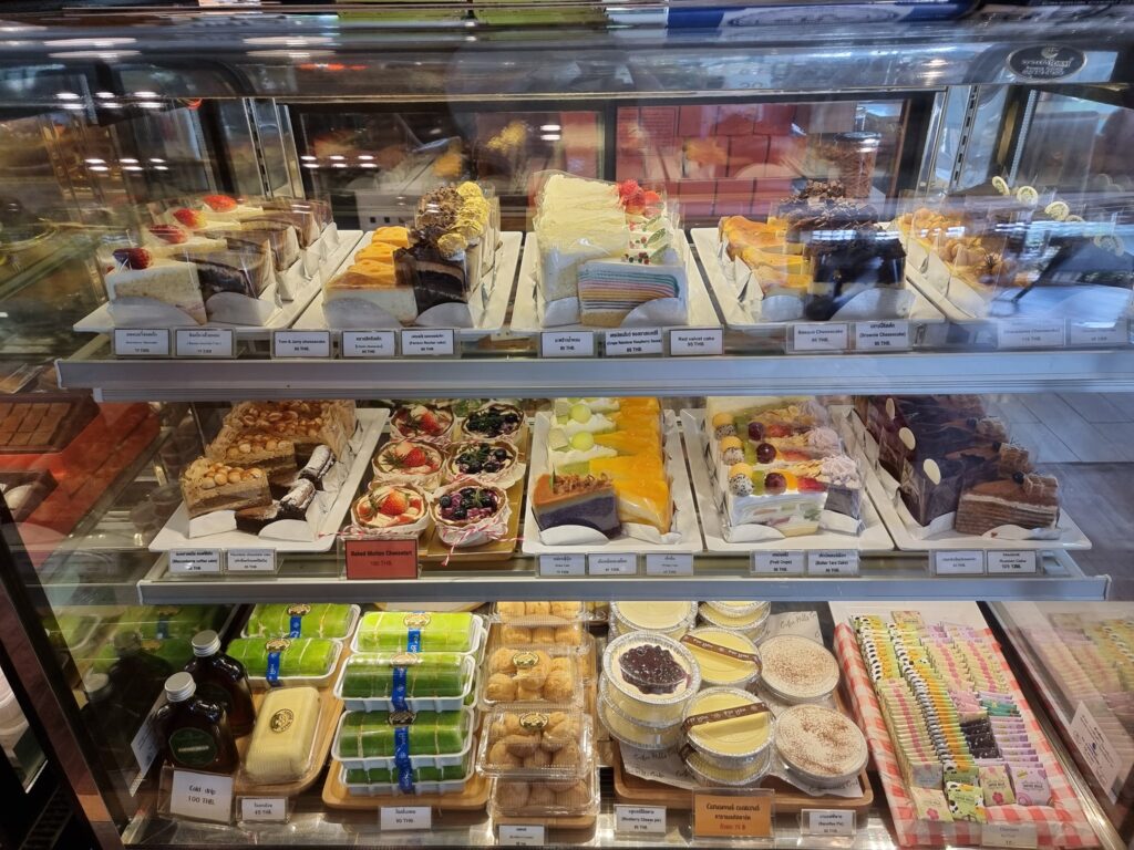 Happy sunday with Coffee Hills เค้กเต็มตู้น่าทานสุดๆเลยค่ะ เมนูวันนี้ที่แนะนำขอ... 9 275752418 5592862507395624 1816749369588513323 n