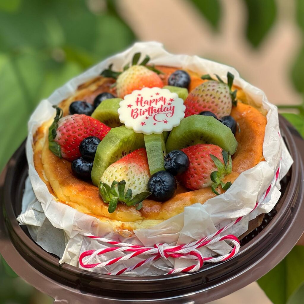 Basque Burnt cheesecake ชีสเค้กหน้าไหม้ หน้าตาโดดเด่นมีสีน้ำตาลเข้มอยู่บนผิวหน... 1 277225808 5620366474645227 7177030166626555637 n