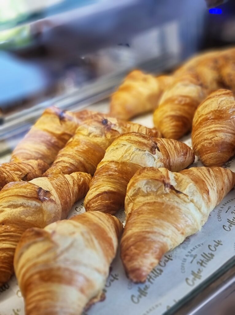 ครัวซองต์เนยสดฝรั่งเศส อบจากเตาร้อนๆ ทุกวันเลยนะคะ กรอบนอก นุ่มใน หอมกลิ่นเนยส... 20 278985637 5699344736747400 6834002687639708847 n